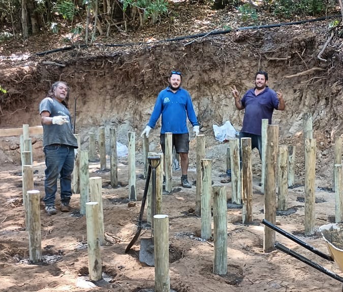 El equipo en las fundaciones, con la cordillera