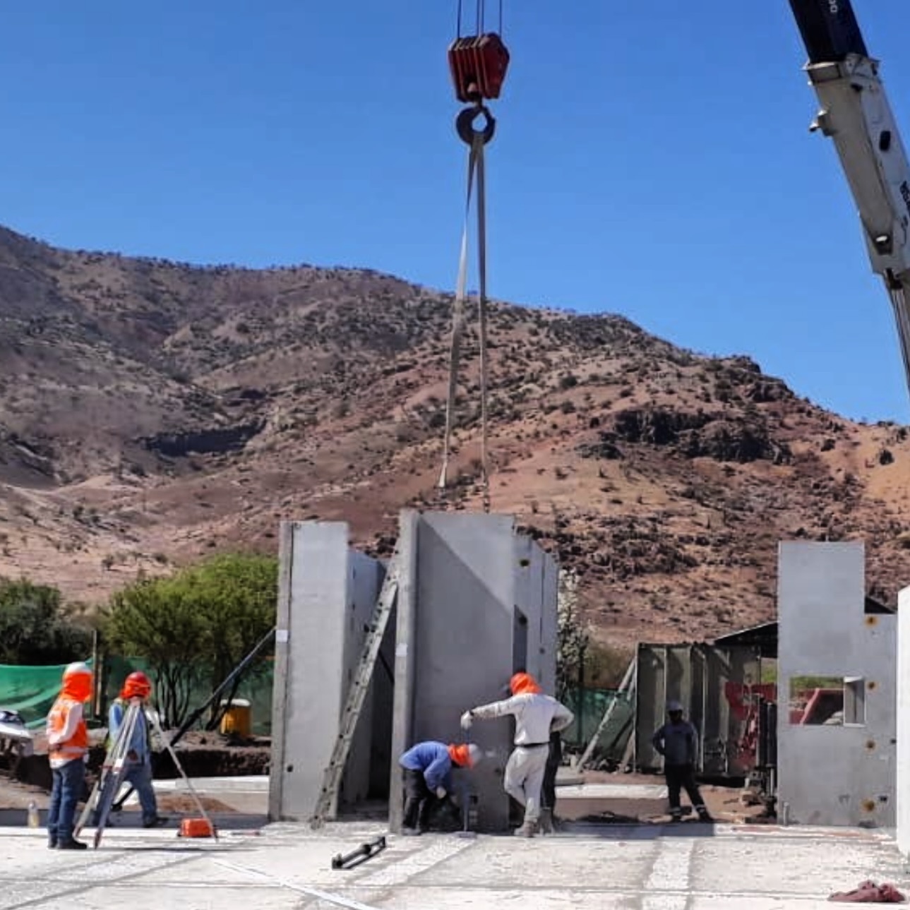 Montaje de estructura con grúa