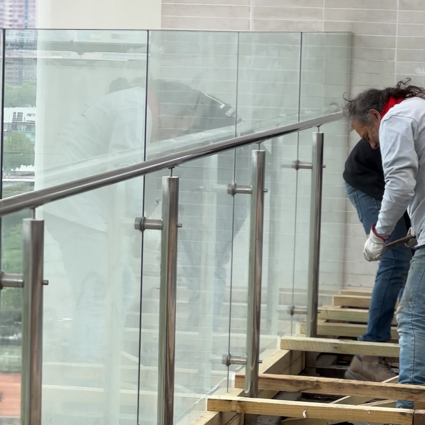 Instalación de baranda de vidrio
