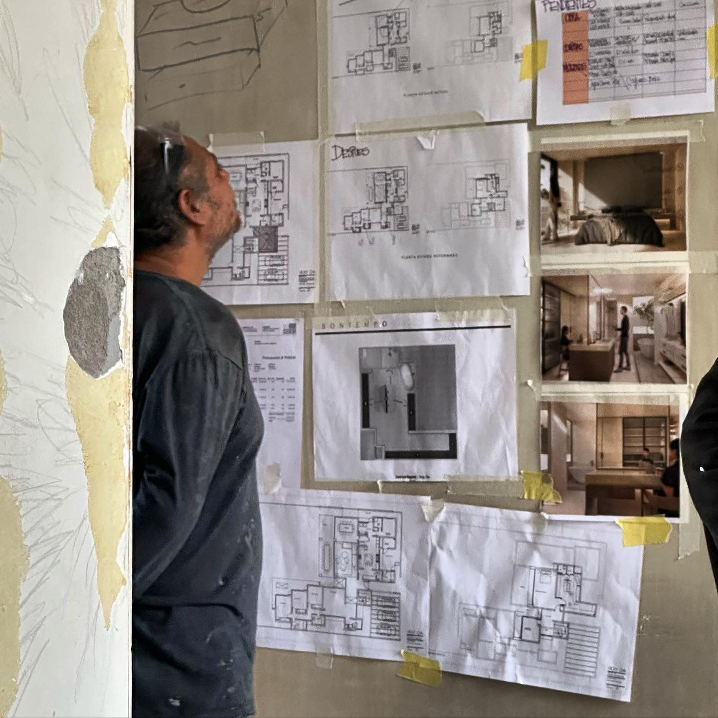 Revisando los planos en terreno