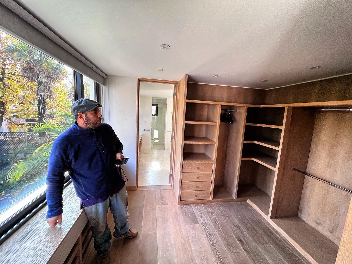 Recorriendo un vestidor terminado